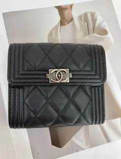 黒いキルティング三つ折り財布
