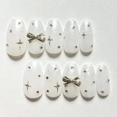 ネイルチップ ワンホンネイル オーロララメ ダイヤ　リボン ホワイト　シルバー