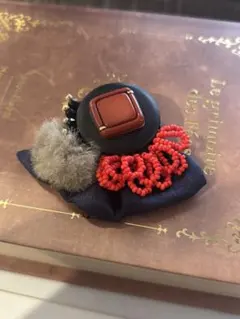 ビーズ刺繍ブローチ