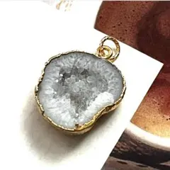 1点作品☆ 大粒枠水晶アゲート14kgfネックレストップ