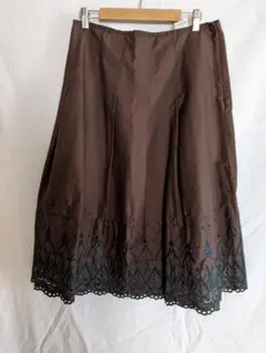 ブラウン フレアスカート ひざ丈 青刺繍