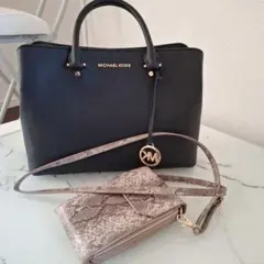 MICHAEL KORS ブラックハンドバッグ&蛇柄スマホショルダーバッグ