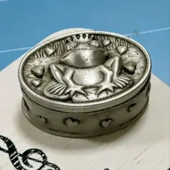 ○5095　Ms Dee/カエル柄の楕円形のピューター製ケース ブローチとピアス
