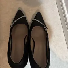 ビジュー付き黒ポインテッドトゥパンプス