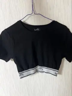 【who's who gallery】黒 クロップドTシャツ ロゴ入りのサムネイル