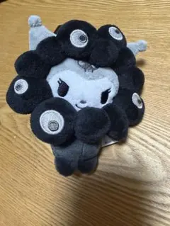黒ミャクミャク×クロミ　ぬいぐるみキーホルダー サンリオクロミ 黒ミャクミャク ぬいぐるみキーホルダー - メルカリ