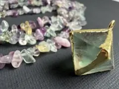 天然石　フローライト 8面体（ゴールドカラー）フローライト細石穴あり