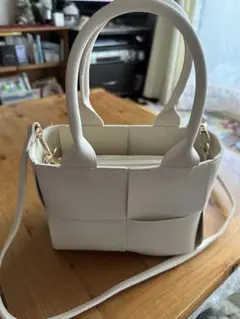 ホワイト 編み込みデザイン トートバッグ2ウェイでショルダーにも　美品