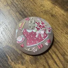 サンリオキャラクターズ　刺繍缶バッジ　マロンクリーム