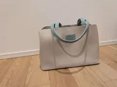 ベージュと水色のトートバッグ