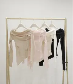 ciel オフショルダーリボンニットトップス　ピンクベージュ