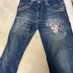 BVARNO 刺繍ロゴ デニムダメージストレートパンツ