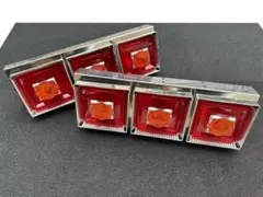 新品　汎用 トラック用　3連テールランプ 角型 大型　花形 左右セット　デコトラ 新品 汎用 トラック用 3連テールランプ 角型 大型 花形 左右セット