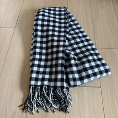 黒と白のチェック柄マフラー