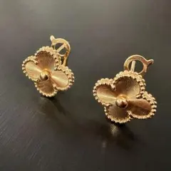 ゴールド フラワーモチーフ ピアス　四葉　ギヨシェ彫 ゴールド フラワーモチーフ ピアス 四葉 ギヨシェ彫 - メルカリ