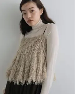 anuke バックオープンフェザーキャミソール　ベージュ　ビスチェ　ベロア　美品 anuke バックオープンフェザーキャミソール ベージュ ビスチェ ベロア