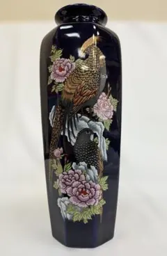 花と鳥の装飾が施された花瓶