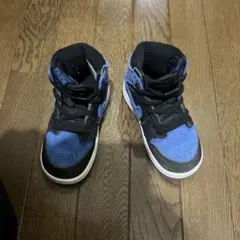 青黒ハイカットスニーカー