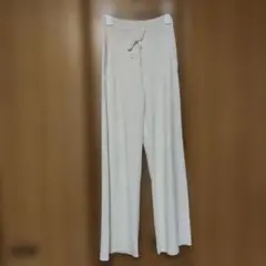 ユニクロ、ベージュワイドパンツ