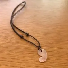 勾玉　ネックレス ペンダント　ピンク　ローズクォーツ　クリスタル