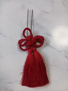 赤い結び飾りかんざし