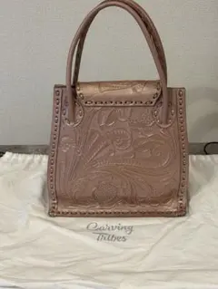Carving Tribes エンボスレザーバッグ ベージュ