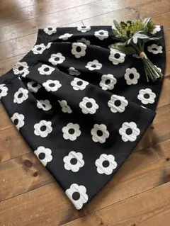 【超美品】値下げエムズグレイシー　フレアスカート 黒地 白い花柄