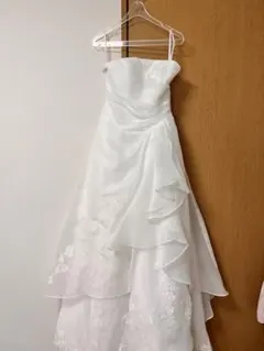 ウェディングドレス 白 ストラップレス フリル付き