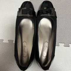 ブラック フラットシューズ バッジ付き