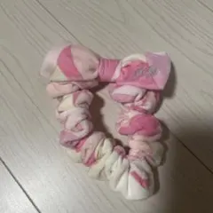 リボン付きピンクストライプシュシュ