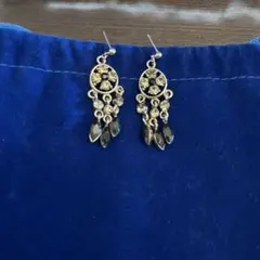 フラワーモチーフのドロップピアス