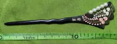 黒字のプラスチック製のかんざし