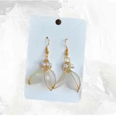 白 薄い緑 花びら パール 揺れるピアス