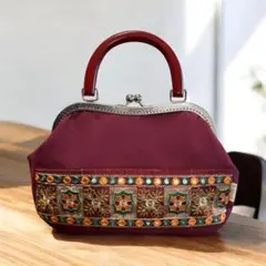 クラシックスタイルのバーガンディハンドバッグ