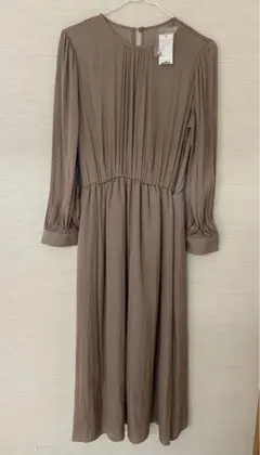 ベージュ 長袖 プリーツデザイン ワンピース
