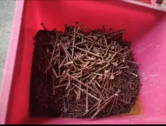 釘と　ピンクのレトロ容器