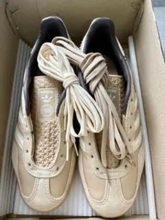 adidas ベージュ スニーカー