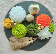 オレンジとグリーンのピンポンマムとゴールドタッセルの髪飾り