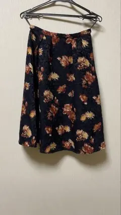 ナチュラルビューティーベーシック　花柄　膝丈　フレアスカート