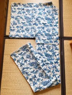 正絹 未使用 小紋 飛び舞う蝶と四季草花が映える 清楚で華やかな街歩き