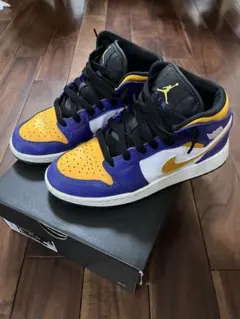 る*い様 Nike Air Jordan 1 Mid Taxi　ハイカット Nike Air Jordan 1 Mid SE 