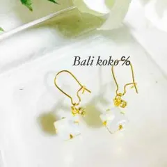 ホワイトオパールのキドニーピアス