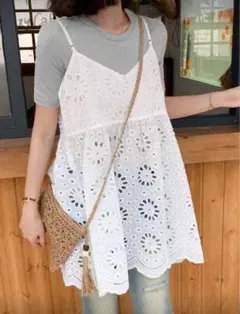 【美品】刺繍入りホワイトキャミソール Aライン 重ね着