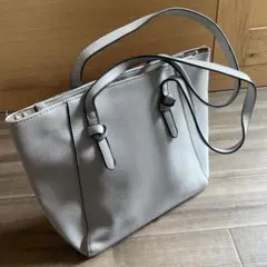 薄グレーのトートバッグ