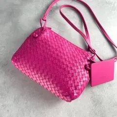 未使用　ボッテガヴェネタ　ショルダーバッグ　イントレチャート　ピンク
