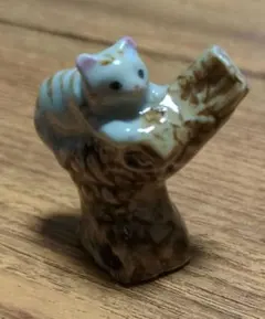 猫　陶器製 置物 木の幹　ミニチュア　雑貨　インテリア