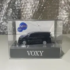 レア　台座付き！VOXY プルバックカー　LED キーチェーン　ミニカー　非売品 非売品】トヨタヴォクシー LEDプルバックミニカーキーホルダー