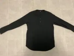 UNIQLO ヘンリーネック長袖カットソー ブラックのサムネイル