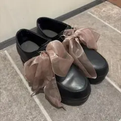 ブラック 厚底シューズ 薄いピンクリボン