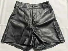 【サリア】ブラック 合成皮革 ハイウエストショートパンツのサムネイル